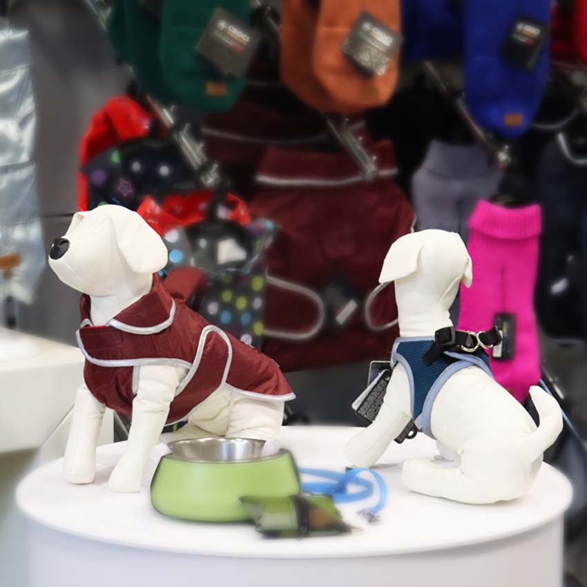 Maniquí de perro de piel sintética